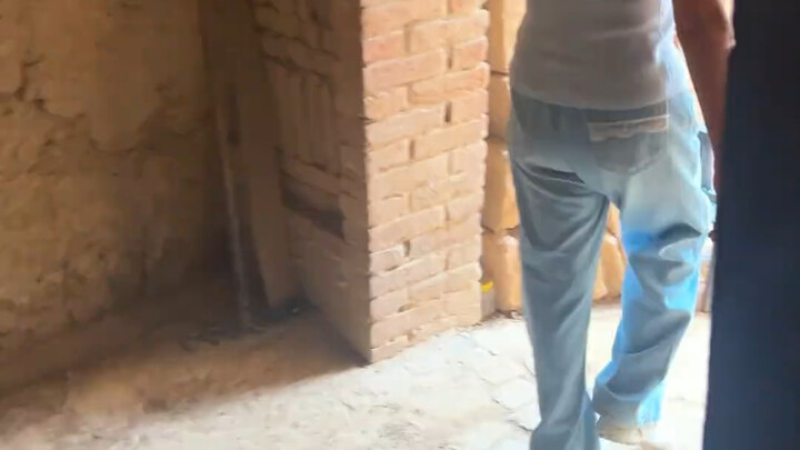 Dù năm tháng trôi qua, những ngôi nhà hang vẫn đứng đó — nơi nương tựa tinh thần của người dân trên 