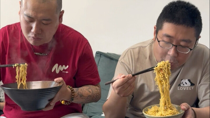 Pada hari berangin kencang, mending di rumah saja sambil menikmati sedikit makanan