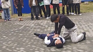 Anh chàng này đang nhảy hip-hop ở trường đại học và kỹ năng của anh ấy rất tốt!