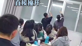 暴风雨来势汹汹！ 老师学生准备关好门窗 不料下一秒风太大了…