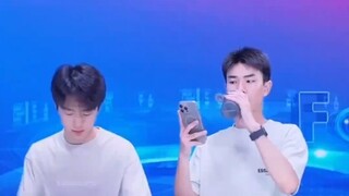 “害怕貂蝉一起”双男主的新闻节目！网友：有点养眼，镜头一转从18变成了28