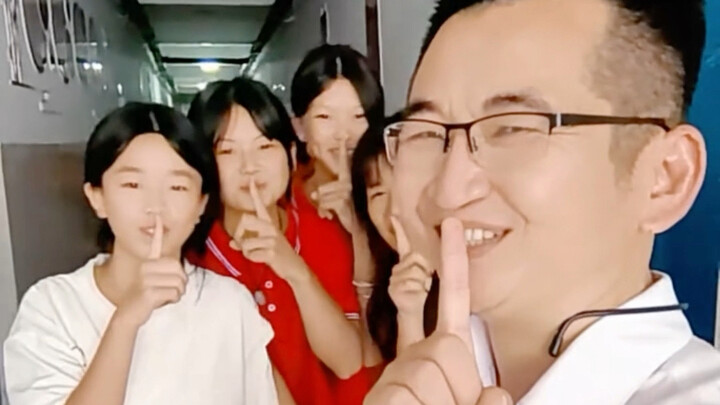Pak Huang, apakah biaya sekolah tahun ini masih dibayarkan sekaligus?