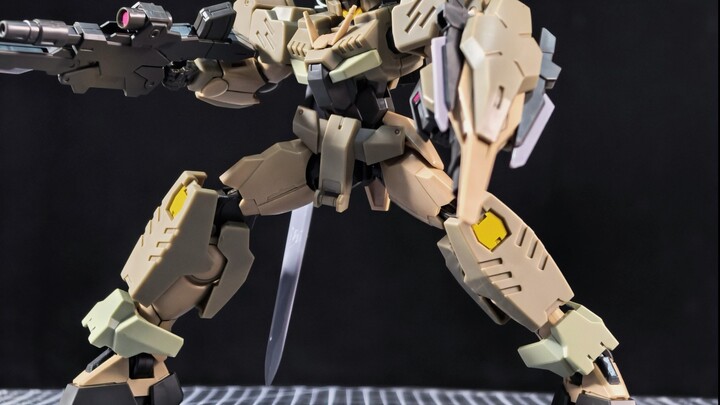 【Stop Motion Animation】Episode 1 of Glue Playing with Glue: Commander HG00