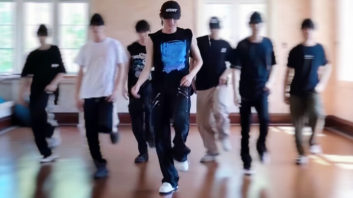 ما مستوى رقص سونغ يا شوان في غرفة التدريب بقميص بلا أكمام وقبعة بيسبول؟