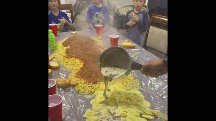 【รีโพสต์】ชาวอเมริกันกินเกี๊ยวบนโต๊ะ