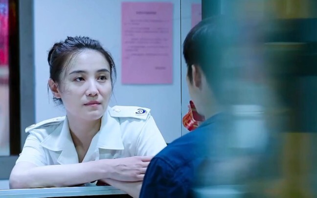 Nữ theo đuổi nam chỉ như màng mỏng, nam theo đuổi nữ thì cách cả nhà, cả xe, còn mẹ cô ấy nữa