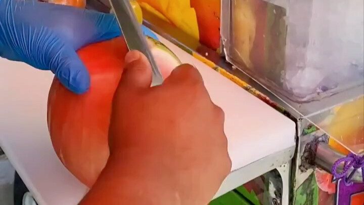 Let's take a look at the master's amazing knife skills.