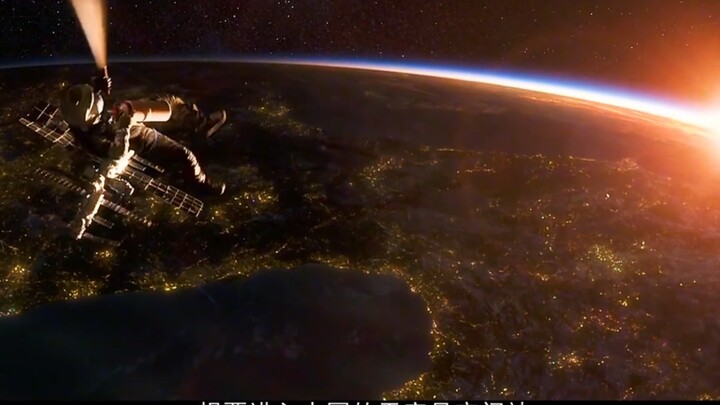 فيلم خيال علمي: تحطم محطة الفضاء الدولية ومحاصرة رواد الفضاء في الفضاء، العودة إلى الأرض بمساعدة محط