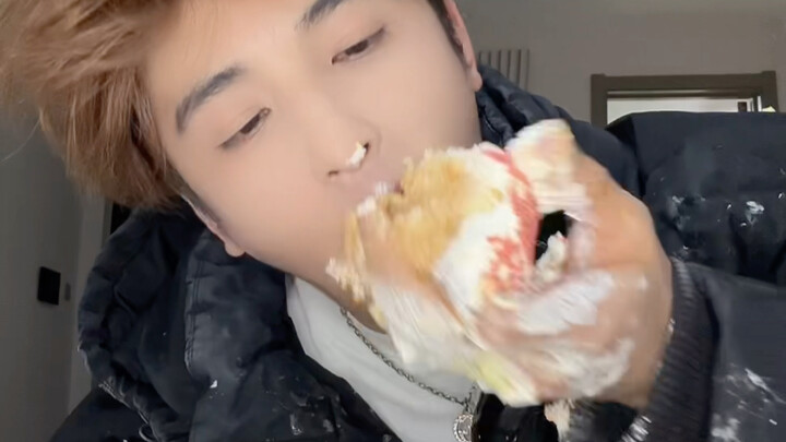 هل يمكن أن تقدّم بعض الإعلانات؟ وإلا فلن أكون متحفّزًا لنشر الفيديوهات بعد الآن!