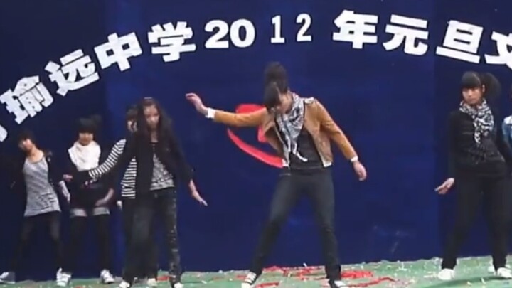 That campus arts performance from back then—how many people's youthful memories does it evoke?