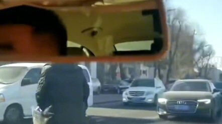 يا شاب، انظر إلى إشاراتي #f~ollow me