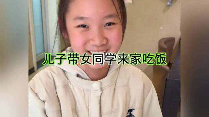 ลูกชายพาเพื่อนผู้หญิงมาทานข้าวที่บ้าน ปฏิกิริยาของแม่กับพ่อตลกมากเลย!