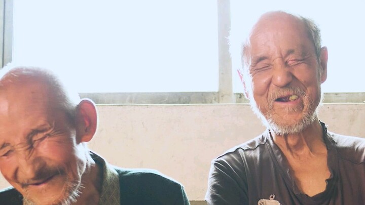 สองผู้สูงอายุวัย 70 ปีต่างก็ตาบอดตั้งแต่อายุ 3 ขวบ และเคยร่วมกันศึกษาวิชาจากอาจารย์ผู้พิการทางสายตาค