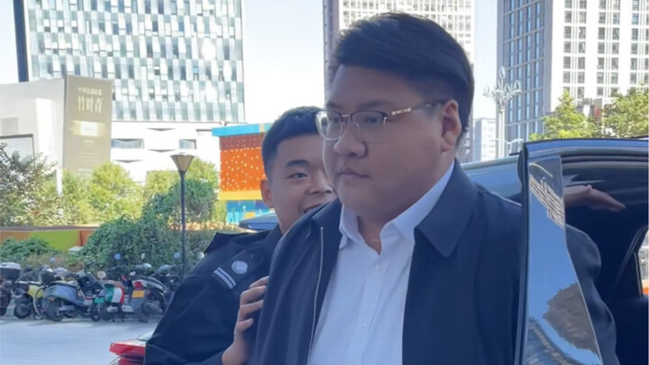 Is it really that hard for my younger brother to just be a low-key intern?