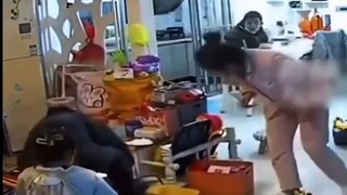 ครอบครัวแต่ละคนปฏิบัติหน้าที่ของตน น้องสาวพบเหตุเพลิงไหม้และรายงานเหตุ พี่ชายรับคำสั่งและรายงานให้แม
