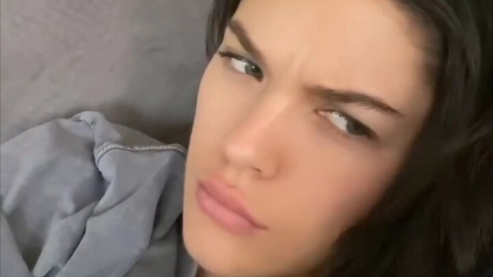 لي | عندما تنسى صديقتك وجودك...