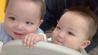一个脸盆能装下两个一岁的小孩，搁以前我是不信的。