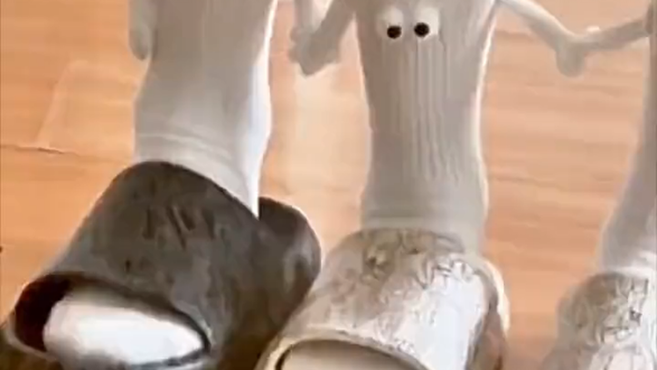 Have fun! These socks 🧦 will automatically hold hands when you get close to each other (purchase det