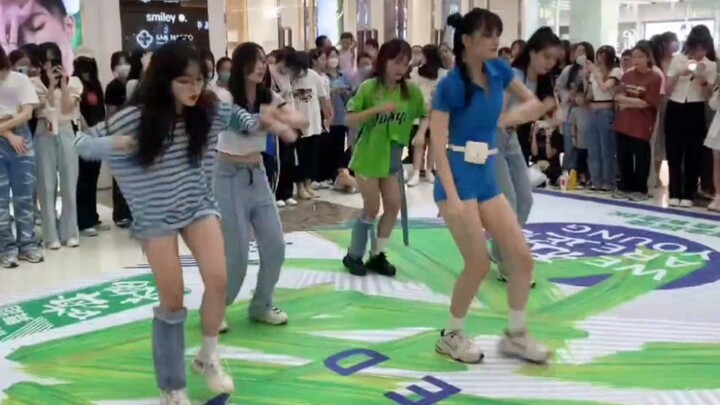 มาชมการเต้นส่ายหัวแบบสุ่มของ Oldjeans ในรายการ Jiaozuo road show และเต้นเพลง "Attention" ของ Newjean