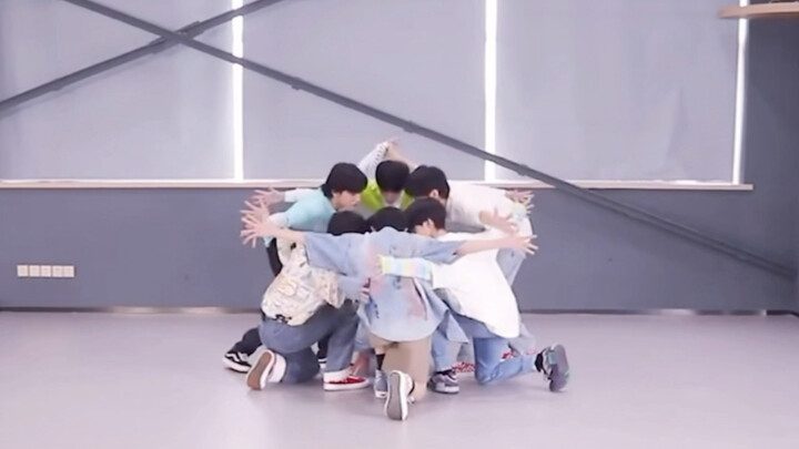 [Times Youth League] Someone changes the song as soon as there’s physical contact