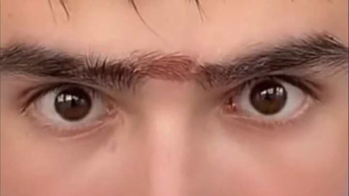 Thick eyebrows, big eyes