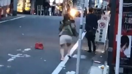 บนท้องถนนญี่ปุ่น ทุกคนต่างก็มีกิจกรรมของตัวเองที่กำลังทำอยู่