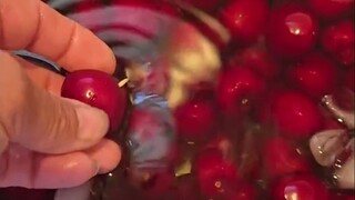 قام مستخدمو الإنترنت بقطف الكرز الطازج بأنفسهم، وبعد نقعه، ظهرت بعض الحشرات الصغيرة... اتضح أن هذه ا