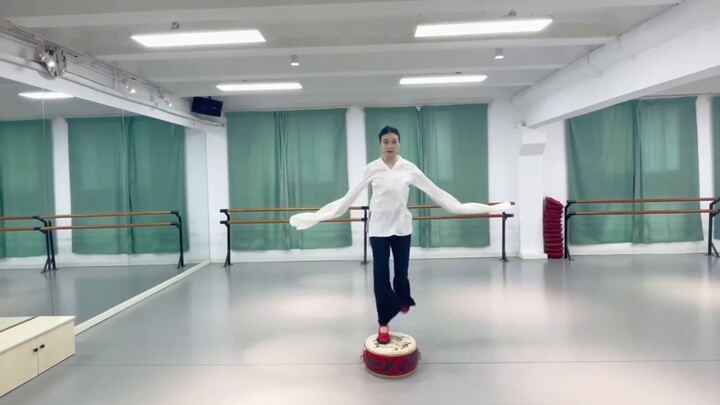 You got the demonstration video of the original dancer of the Han and Tang dance "Xianghe Song" base