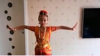 เด็กหญิงชาวจีนกำลังฝึก Bharatanatyam Alarippu