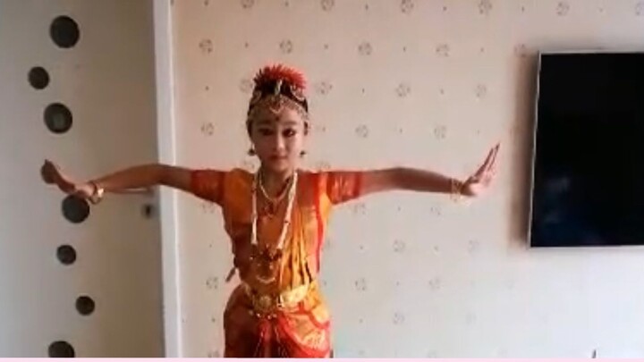 Seorang gadis kecil Tionghoa sedang berlatih Bharatanatyam Alarippu