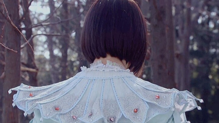 What the hell! Can you believe that she actually played a costume drama with short hair and bangs? !