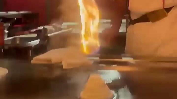 ثوران بركان على لوح حديدي