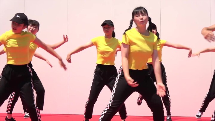 Full of collagen, youth is truly wonderful; the girl in the center position is absolutely stunning!