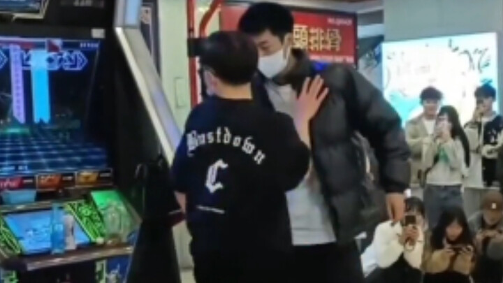 两个男孩子跳双人舞，简直不要太好磕