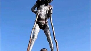 为什么原始部落的人要踩着高跷行走？