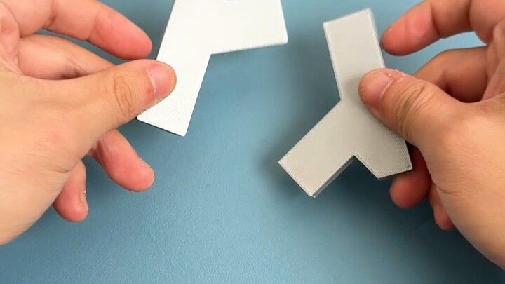 Bagaimana cara menggabungkan dua fragmen menjadi bangun simetri aksial?