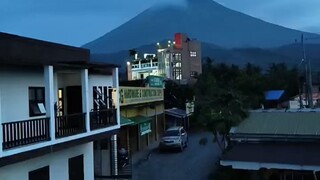 你不需要跑得很快，也不需要一开始就拥有答案。真正重要的是，你没有停下脚步，也没有放弃期待。成长从来不是一场赛跑，而是找寻自己的过程。哪怕脚步慢一点也无妨，因为每一次勇敢向前，新的一天！早安！