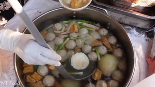 yt1s.com - Cận cảnh xếp hàng ăn Mì Trộn Tóp Mỡ Trứng Lòng Đào 32K ở Sài Gòn