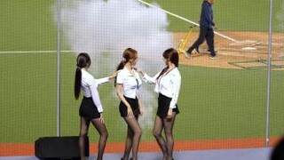 เผ็ดเกินไปแล้ว! ชุด OL สามชิ้นของฟู่ปัง เต้นกลางสนาม