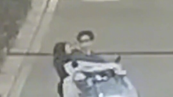 คู่รักจูบกันขณะขี่มอเตอร์ไซค์ไฟฟ้า แต่เพราะเผลอใจไปแย่งไฟเหลืองเลยถูกรถชน ชาวเน็ตบอก: นี่แหละที่เรีย