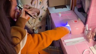 此时，男生宿舍正在集体凑钱