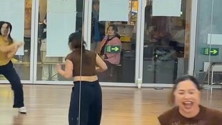 It only takes one APT to change from i to E! The happy atmosphere is contagious! It's so contagious!