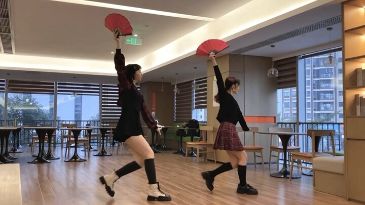 ปี 2022 แล้ว ยังมีคนไปโบกพัดในโรงอาหารแล้วเต้นเพลงจี้หมิงเยว่อยู่อีกเหรอ?