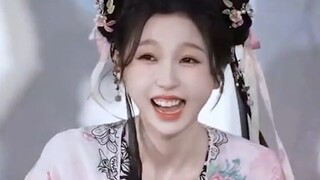 Yu Shuxin put her face close to Ding Yuxi and he couldn't laugh anymore