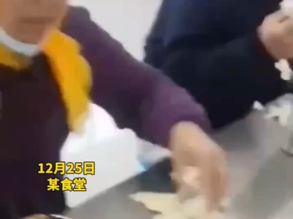 Restoran ibu-ibu membagikan makan siang gratis untuk karyawan, tetapi ketika seseorang mengupas kuli