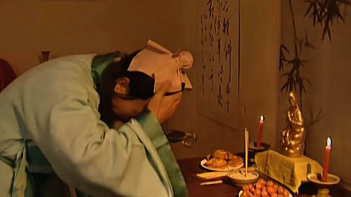 ขณะจุดธูปถวายพระโพธิสัตว์ ชายคนหนึ่งเผลอเอาน้ำมันธูปที่หกเลอะมาทาบนศีรษะตัวเอง ไม่คาดคิดว่ากลับช่วยช