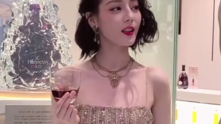 Detailnya adalah dia sama sekali tidak meminum segelas anggur itu.