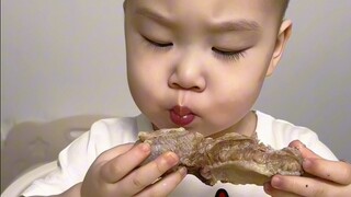 Những đứa trẻ đắm mình vào việc ăn uống