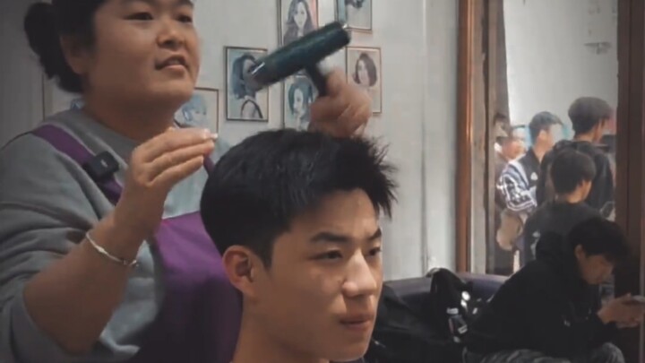 “แม่ที่ดุที่สุดในวงการตัดผม”