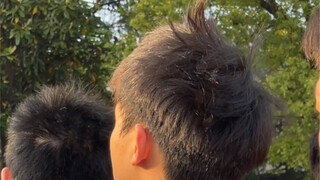 Cái tóc này mà không dính chút nước chắc là chải không nổi rồi hahaha